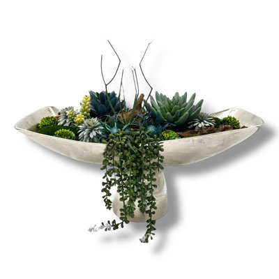 Conception succulente dans un vase argenté à piédestal argenté