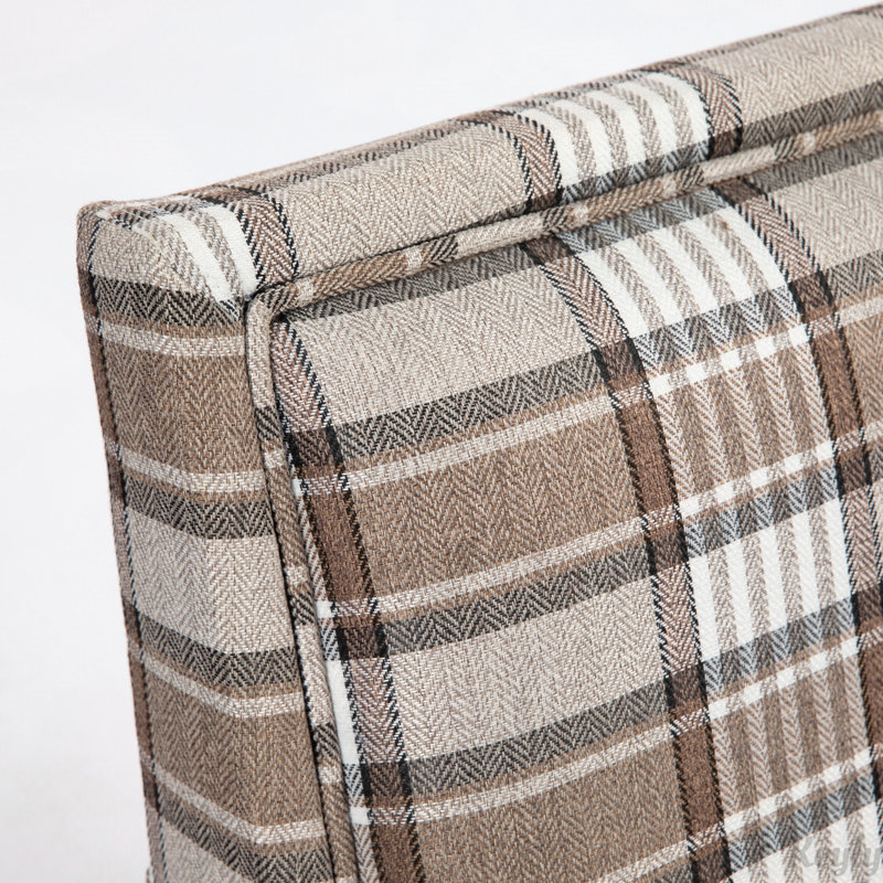 Fauteuil vintage avec garniture cloutée et tissu en lin
