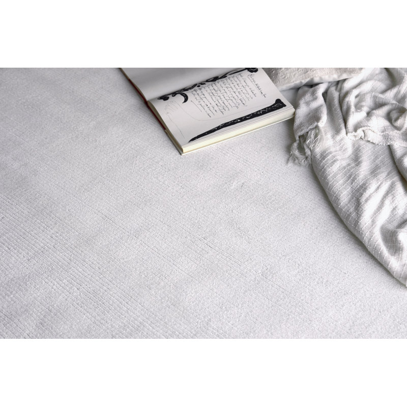 Pavia Modern Hand Loomed Area Rug in White, Rectangle 2' x 3'