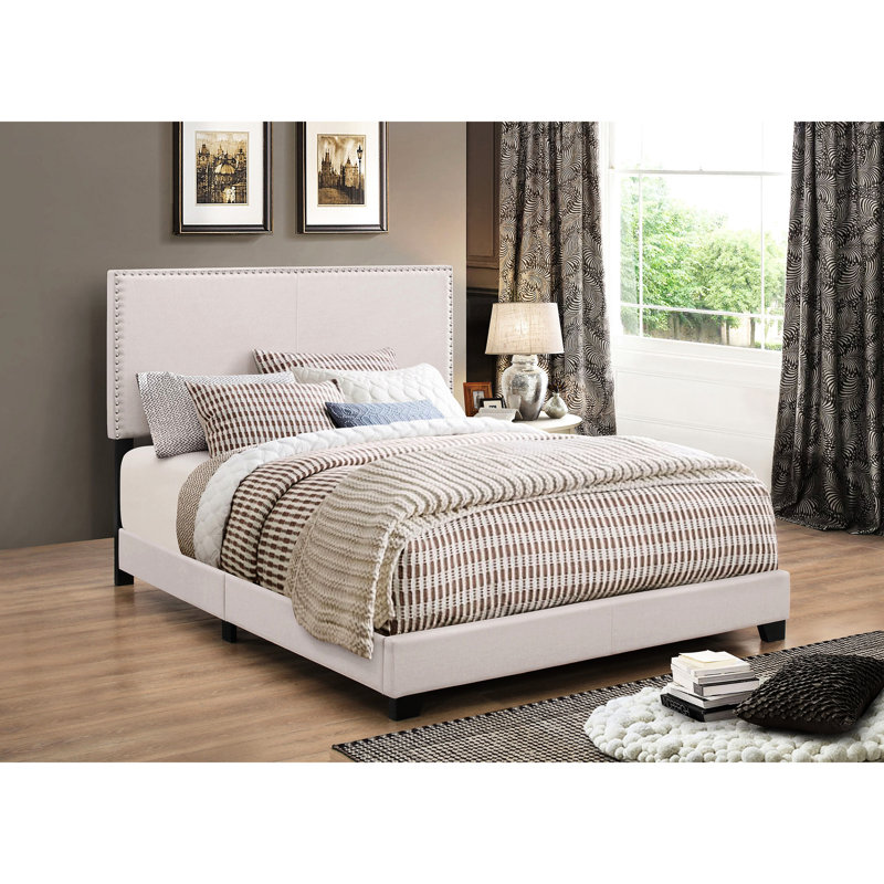 Très grand lit à panneau avec revêtement, garniture cloutée, structure en bois, sommier tapissier requis, disponible en différentes nuances de tissu, finition rembourrée, garniture pour un look époustouflant, choix de couleurs variées