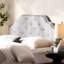 Tête de lit en tissu gris pour la chambre à coucher - grand lit double et grand lit avec coutures contemporaines à boutons de diamants et magnifique garniture cloutée