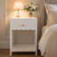 Table de chevet blanche avec tiroir et tablette ouverte, table de chevet festonnée pour chambre à coucher, table d'appoint minimaliste pour chambre d'enfant
