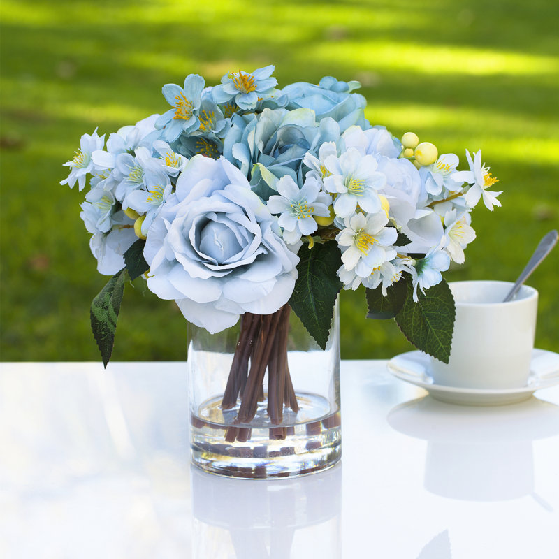 Roses artificielles dans un vase, Bleu