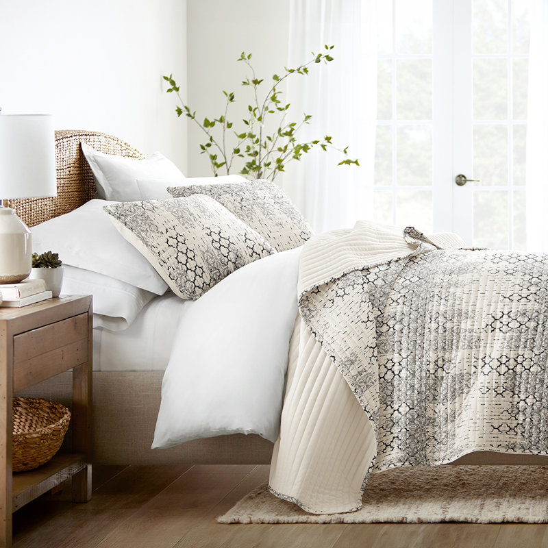 Quilt Coverlet Set All Season Patterned Reversible Microfiber Ultra Soft Bedding in Aztec Inspired