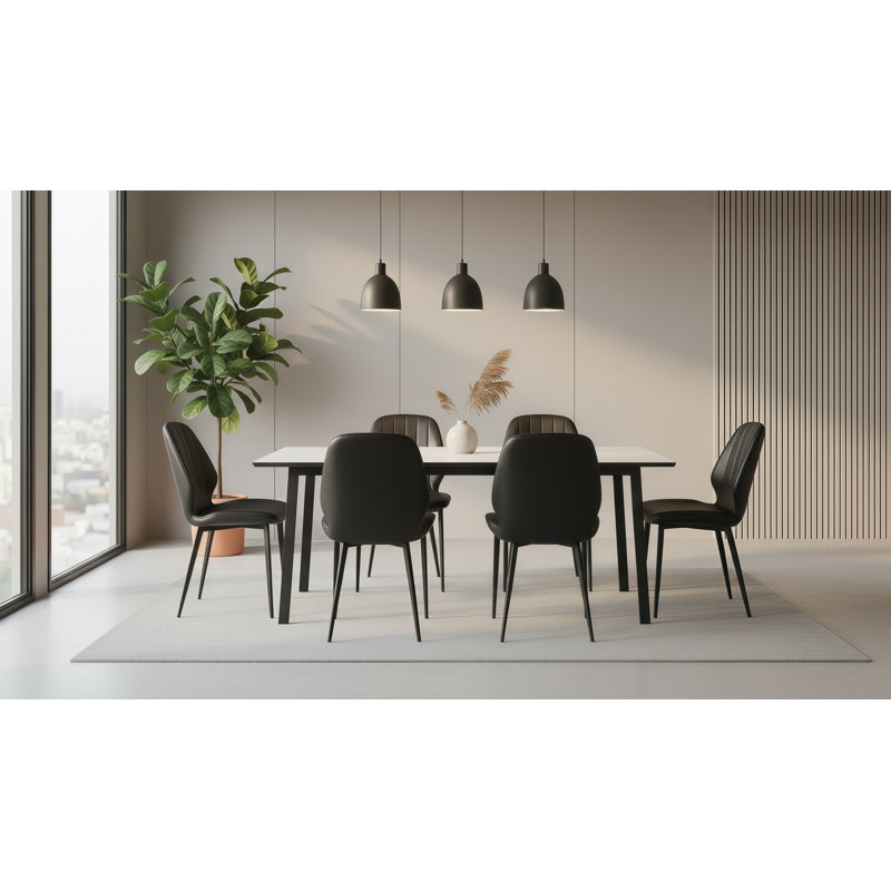 Ensemble de chaises de salle à manger modernes en similicuir de 18,5 po de hauteur - chaises d'appoint rembourrées style Mid-Century avec piqûres, pieds en métal noir mat et dossier incurvé ergonomique (ensemble de 4)