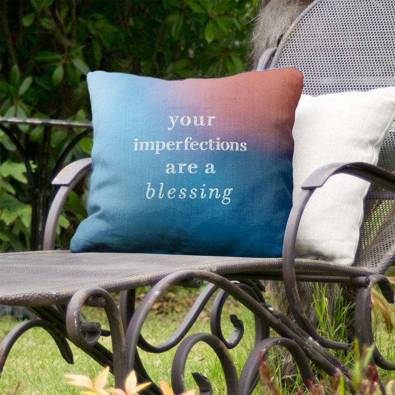 Coussin intérieur/extérieur inspirational imperfections, 16 po x 1 po, Bleu / Rose