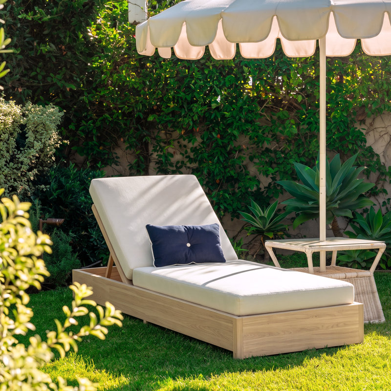 Chaise longue d'extérieur inclinable en bois d'acacia Donnie, Coussin crème / structure en teck clair, Ensemble de 1