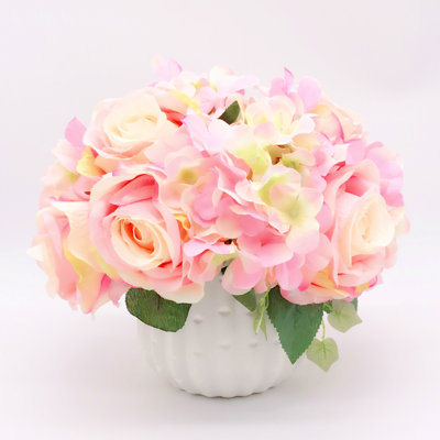 Agencements de fleurs mélangées artificielles en vase