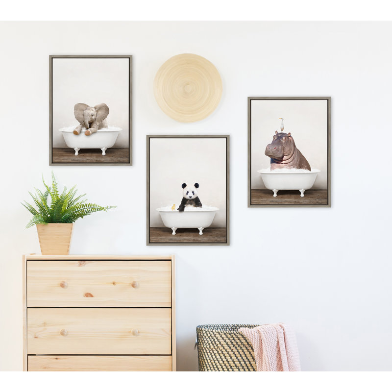 «Panda Waving in Rustic Bath» par Amy Peterson, reproduction d'art sur toile encadrée, Encadré gris