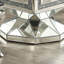 Table de salle à manger Noralie 132 cm – Plateau en verre transparent, piètement en miroir à facettes en forme de diamant et incrustations de faux diamants – Pièce maîtresse moderne et luxueuse pour votre salle à manger