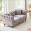 Luxueux canapé Chesterfield en velours avec capitonnage à boutons et garniture cloutée, parfait pour les salons modernes et élégants.