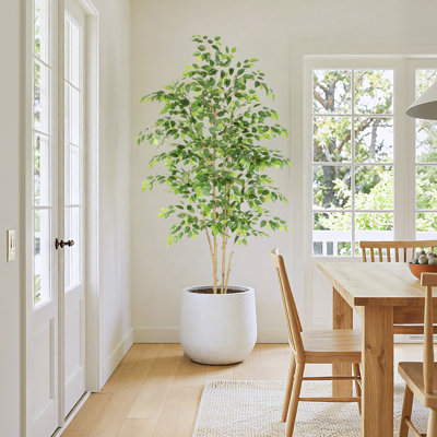 Ficus artificiel en pot avec des feuilles pleines et vibrantes et un tronc réaliste pour la décoration intérieure.