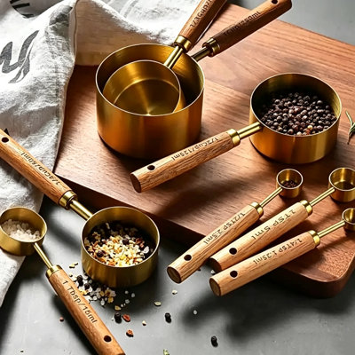 Tasses et cuillères à mesurer en acier inoxydable doré avec poignées en bois massif