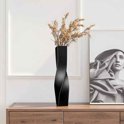 Vase de plancher torsadé géométrique