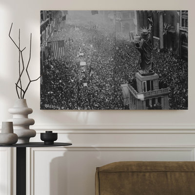 Art mural encadré, [Statue de la Liberté] [foule rassemblée, drapeaux flottant, événement historique], photographie historique en noir et blanc. Décoration murale, grande œuvre d'art pour le salon, prête à être suspendue, 24 po x 36 po