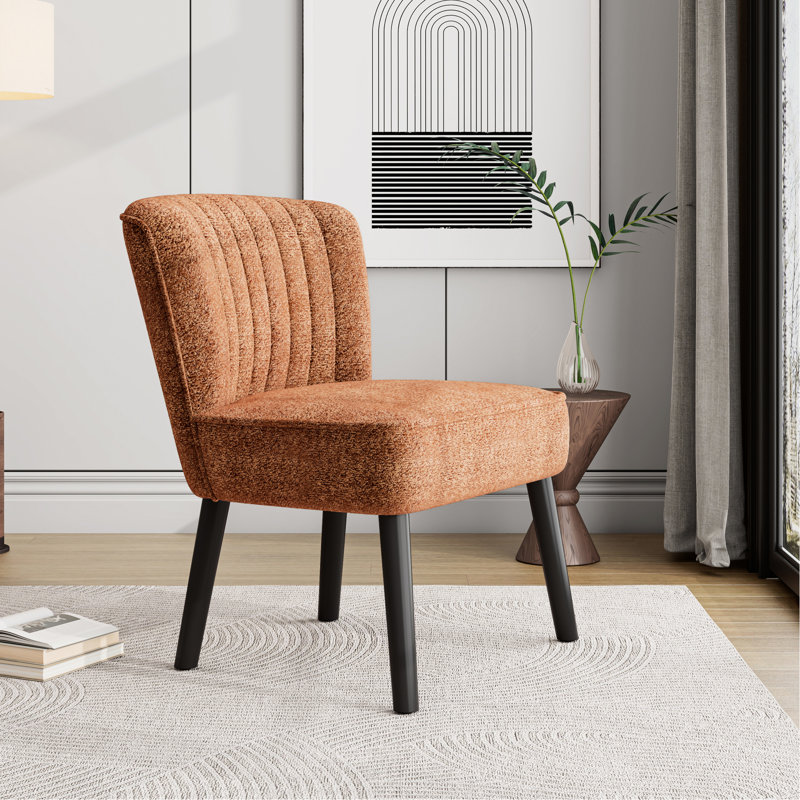 Chaise brune pour les espaces compacts: revêtement doux, pieds en bois stables, siège en mousse relaxant, dossier à rainures élégant, petits espaces: conception haute solide