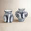 Vase décoratif en céramique bleu rayé avec formes variées, ensemble de 2
