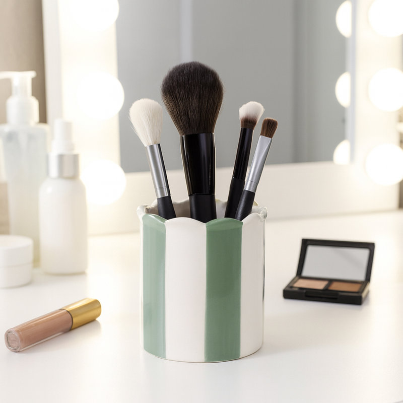 Organisateur de bureau décoratif rayé en céramique avec bordure festonnée - Mignon rangement pour accessoires de bureau dans la chambre à coucher, la cuisine ou la salle de bain - 4 po, vert et ivoire