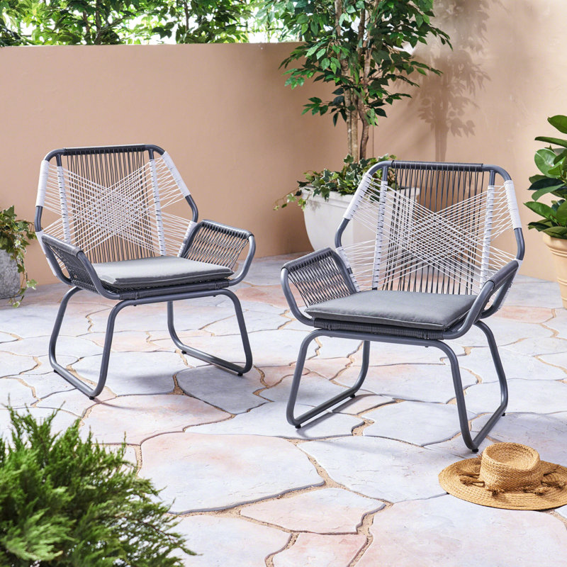 Chaise longue à la mode avec base en métal robuste et siège d'extérieur avec housses d'eau: revêtement stable, structure