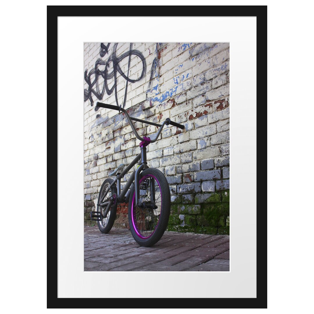 Gerahmtes Poster Fahrrad vor Graffitiwand