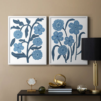 «Blue Folk Florals I», reproduction encadrée de qualité supérieure - prête à être accrochée - aucun clou requis - aucun clou requis