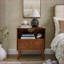 Table de chevet moderne Mid Century avec station de charge, 1 tiroir + tablette ouverte, noyer
