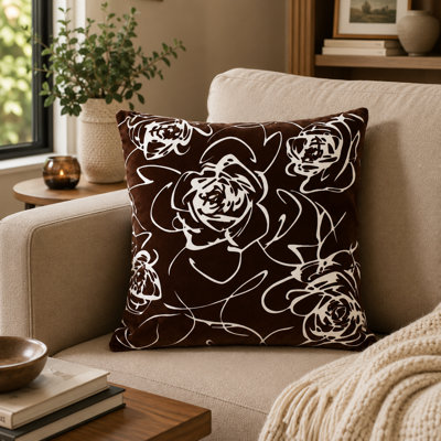 Housse de coussin roses blanches sur fond brun