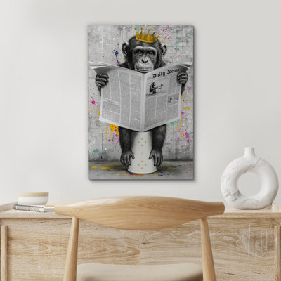«Monkey King» sur une toilette lisant une photo de journal, impression d'art urbain sur toile encadré pour une décoration murale audacieuse et amusante