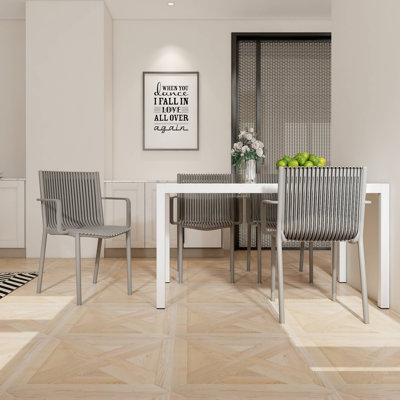 4 pièces Fauteuil empilable en PP pour une utilisation intérieure / extérieure - Dossier ergonomique à lattes avec table longue blanche moderne de 55 pouces - Intérieur / extérieur - Plateau de table en PP léger avec métal