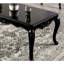 / finition noire, table basse rectangulaire traditionnelle, structure en bois massif, pieds courbés, détails décoratifs, pieds