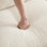 Causeuse avec dossier incurvé, accoudoirs et coussins lombaires, canapé modulaire 2 places avec repose-pieds mobile et coussin double couche
