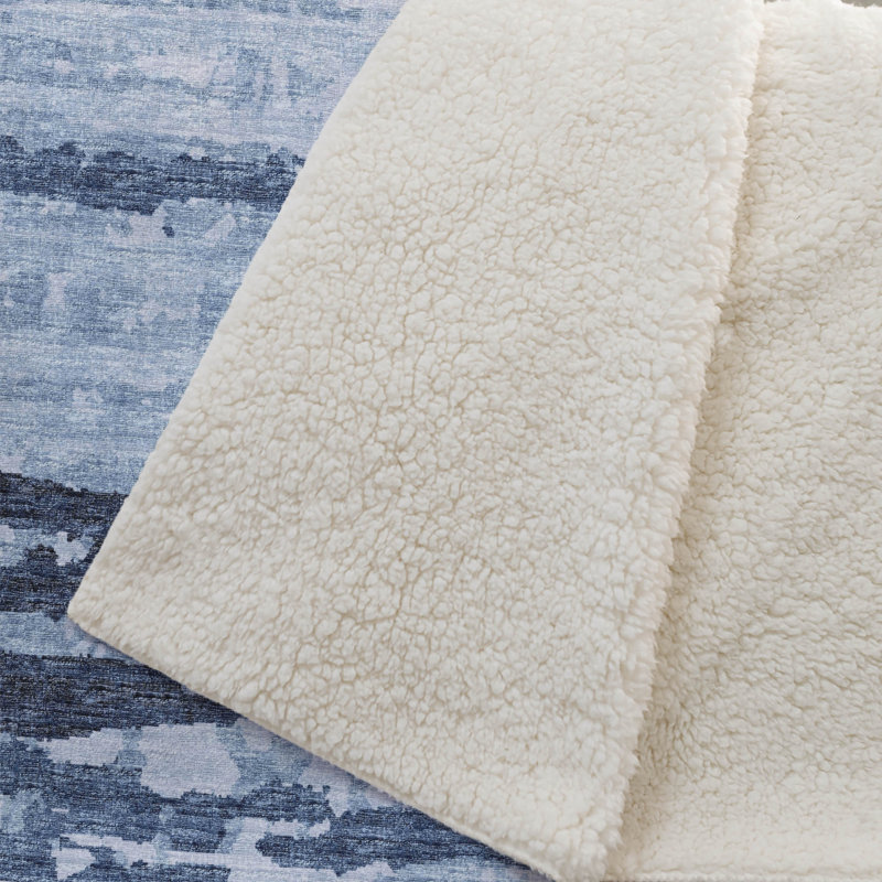 Couverture en sherpa bleue One Pixie Street 50 po x 70 po, bleu, Bleu; bleu marine; bleu sarcelle; ivoire