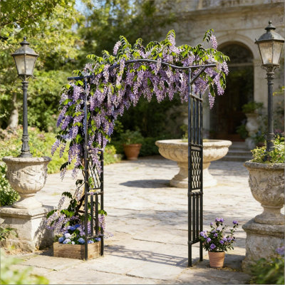 Le treillis arqué robuste pour l'extérieur, parfait pour les plantes grimpantes et la décoration de jardin, rehausse l'esthétique de votre espace extérieur.