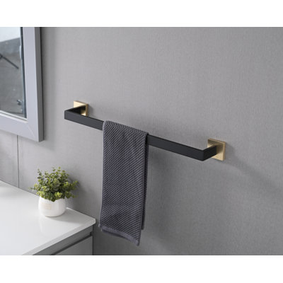 Ensemble d'accessoires de salle de bain 5 pièces en acier inoxydable, coloris or et noir mat, comprenant une barre porte-serviettes, un porte-papier hygiénique et des crochets porte-serviettes.