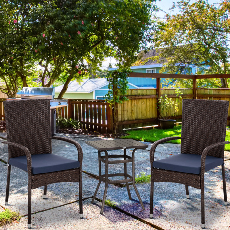 Chaises de salle à manger empilables pour patio avec coussins. 2. Dossiers pour un moment de détente. Parfait pour le patio et la terrasse. Blanc crème. Résistantes à l'eau. Économiser de la place. Capacité de charge : 120 kg. Assemblage requis. 2 chaises.