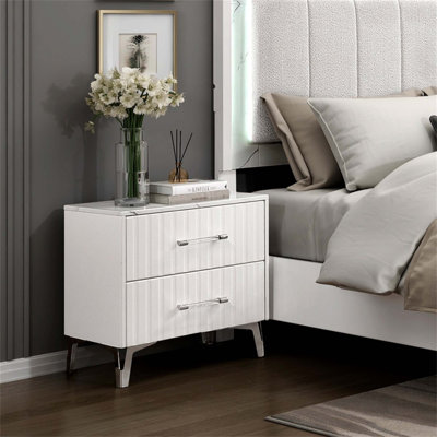 Table de chevet glamour avec 2 tiroirs de rangement et pieds en métal chromé, plateau en faux marbre pour un décor de chambre à coucher élégant