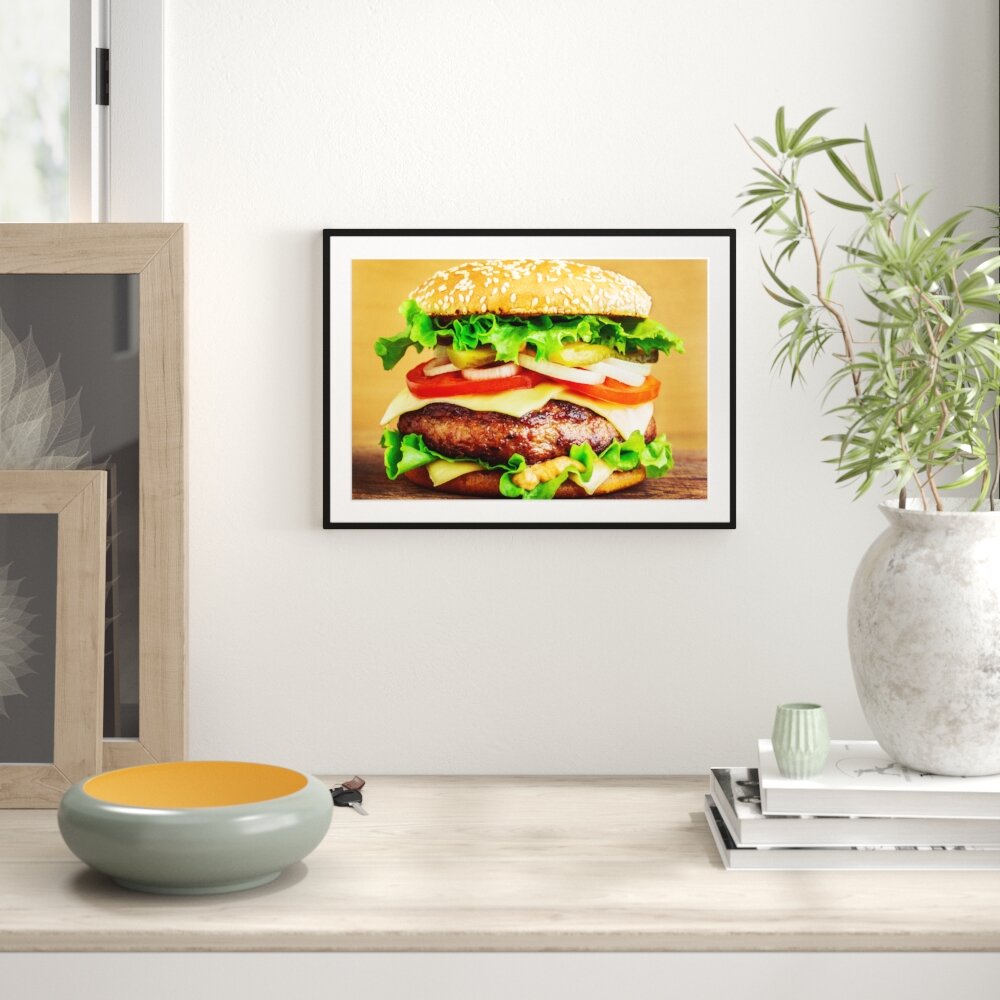 Gerahmtes Poster Köstlicher Burger auf Holztisch