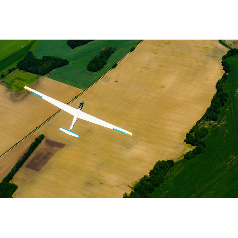 Glider Flies over Fields par Tobias Barth - Photographie de toile tendue, H 8 po x l 12 po
