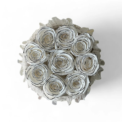 Arrangement de roses conservées dans un panier