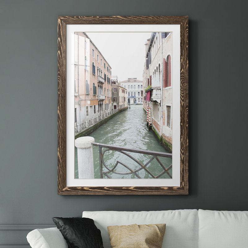 Venice Canal I - photographie avec cadre photo, H 31,5 po x l 23,5 po x P 1,5 po, Papier, cadre noyer