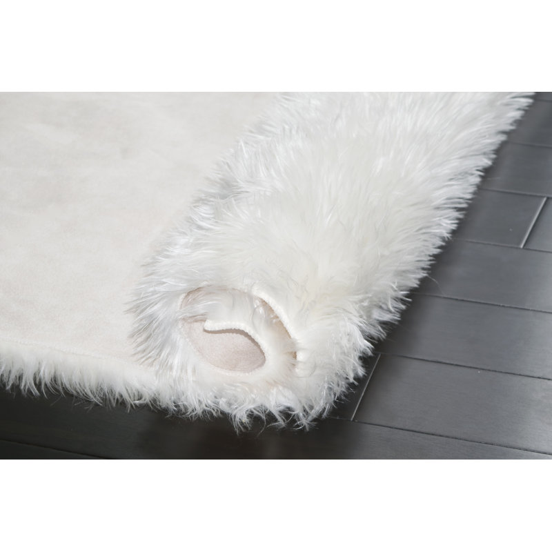 Tapis en similifourrure blanc véritable Mikaeel, 3 pi x 5 pi