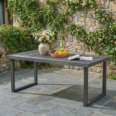 Table de salle à manger carrée d'extérieur moderne gris foncé de 175 cm (69 po), en bois d'acacia. Fabriquée en bois dur durable, naturellement résistant aux intempéries, elle est idéale pour les repas en plein air.