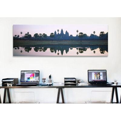 Réflexion panoramique de temples et de palmiers dans un lac Angkor Wat, au Cambodge par Panoramic Images - Impression sur toile tendue sur châssis