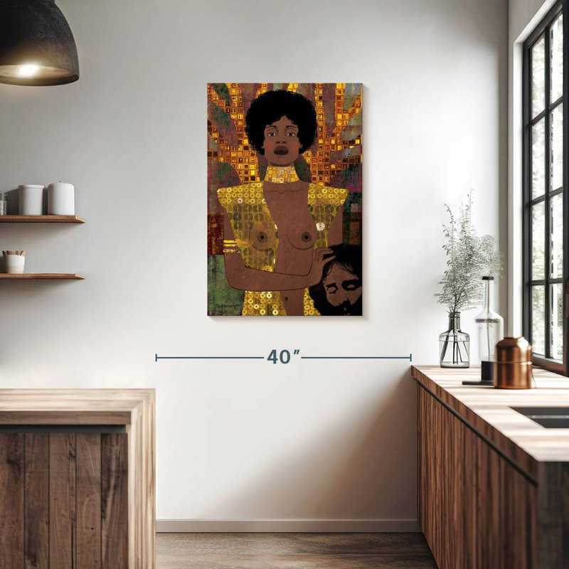 Femme Leisha Alpha tenant une tête d'homme, H 36 po x l 24 po