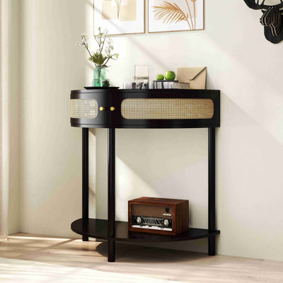 Table de bout unique en demi-lune avec porte coulissante en rotin, console élégante en demi-cercle avec 2 armoires de rangement en rotin et tablette inférieure