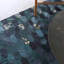 Tapis bleu sarcelle géométrique en cuir de vache foncé-53912692