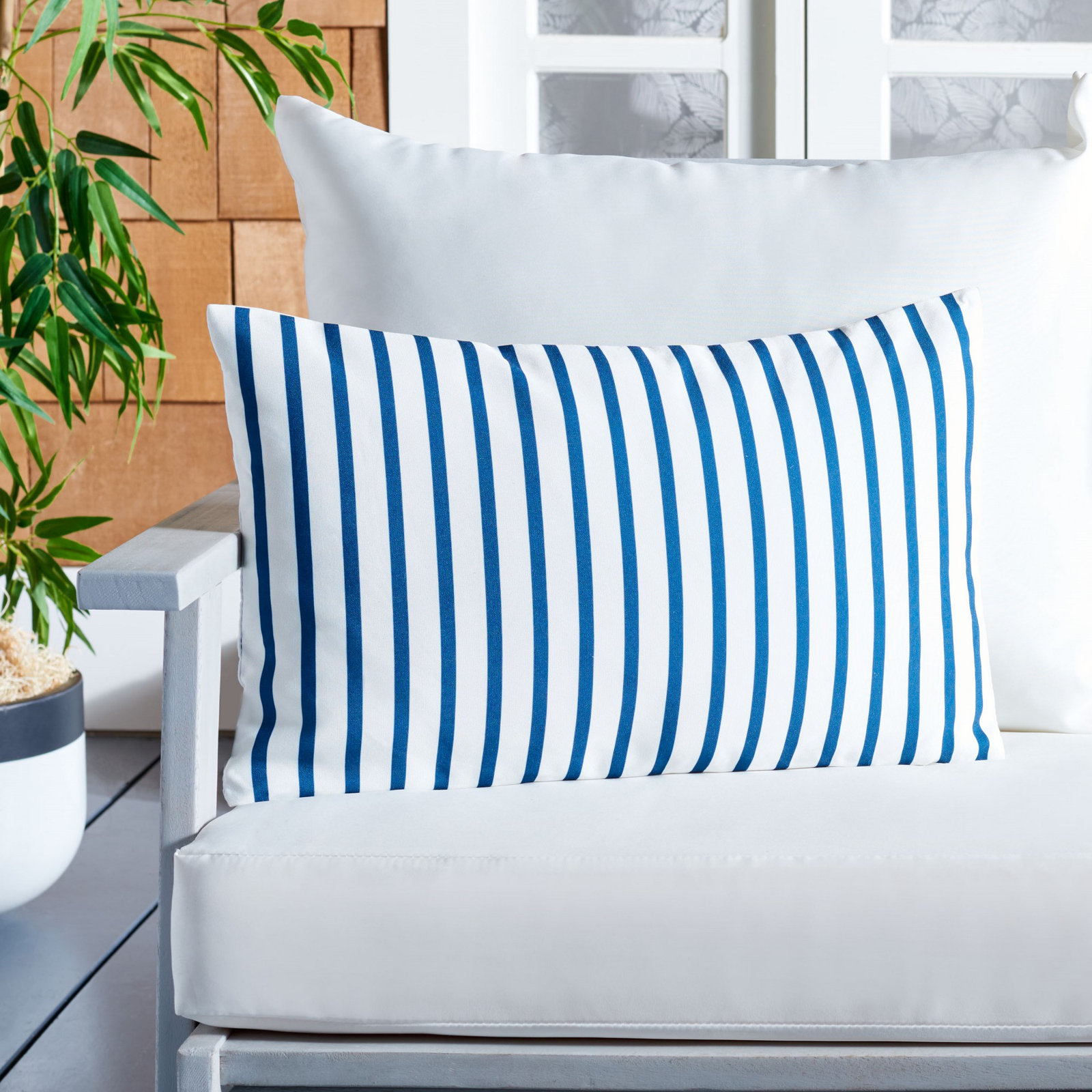 Caley 20" x 12" Throw Pillow, Navy