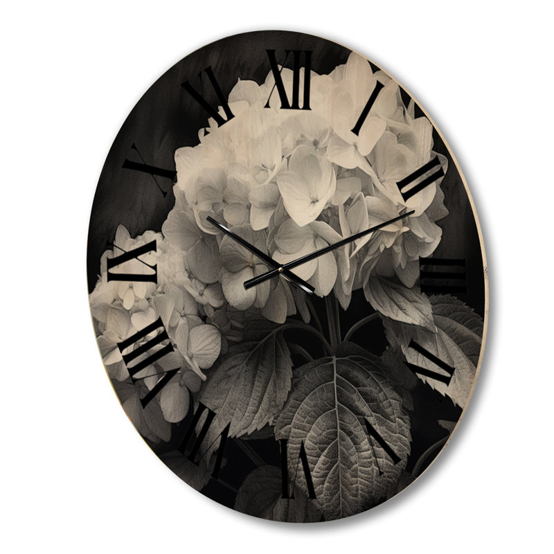 Horloge murale surdimensionnée en bois gris et blanc Hydrangea Bloom II, Moyenne
