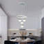 Lustre moderne à quatre têtes en chrome avec plaque lumineuse circulaire en aluminium et trois lumières DEL