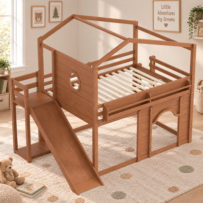 Lit mezzanine en bois naturel pleine grandeur avec glissade, étagères, armoire intégrée et porte cintrée